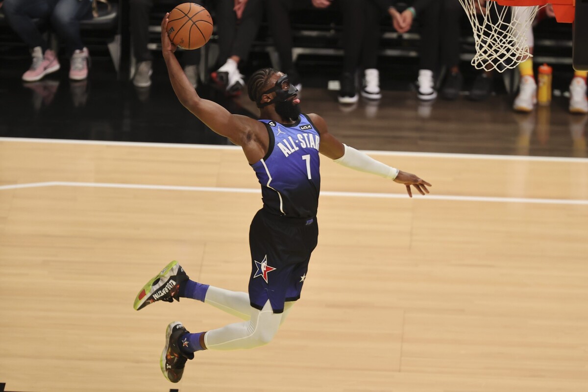 Jaylen Brown a jeho výskok pri smeči.