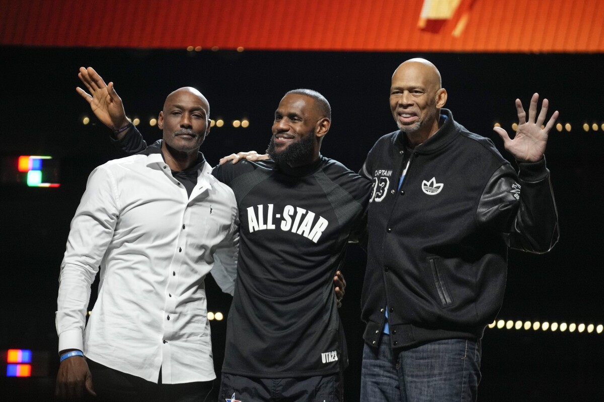 Traja najlepší strelci v histórii NBA - LeBron James (v strede), Kareem Abdul-Jabbar (vpravo) a Karl Malone (vľavo).