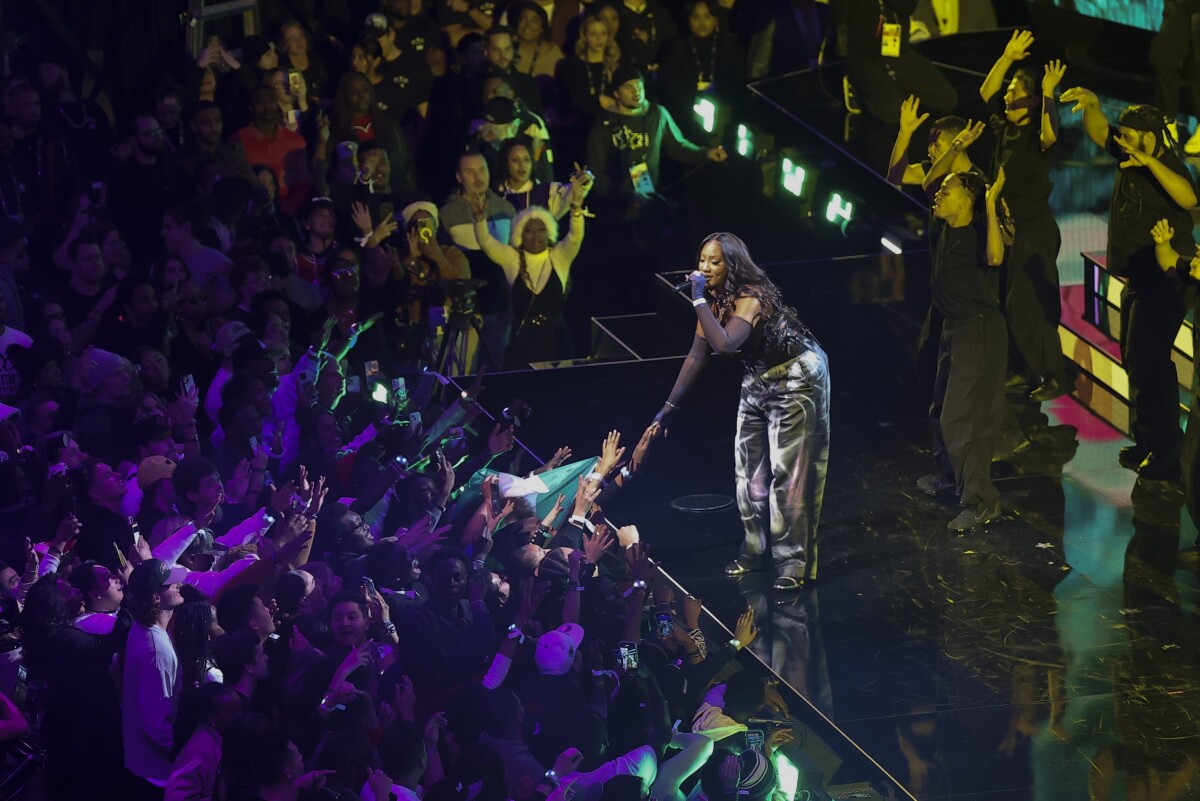 Vystúpenie počas prestávky v NBA All Star Game.