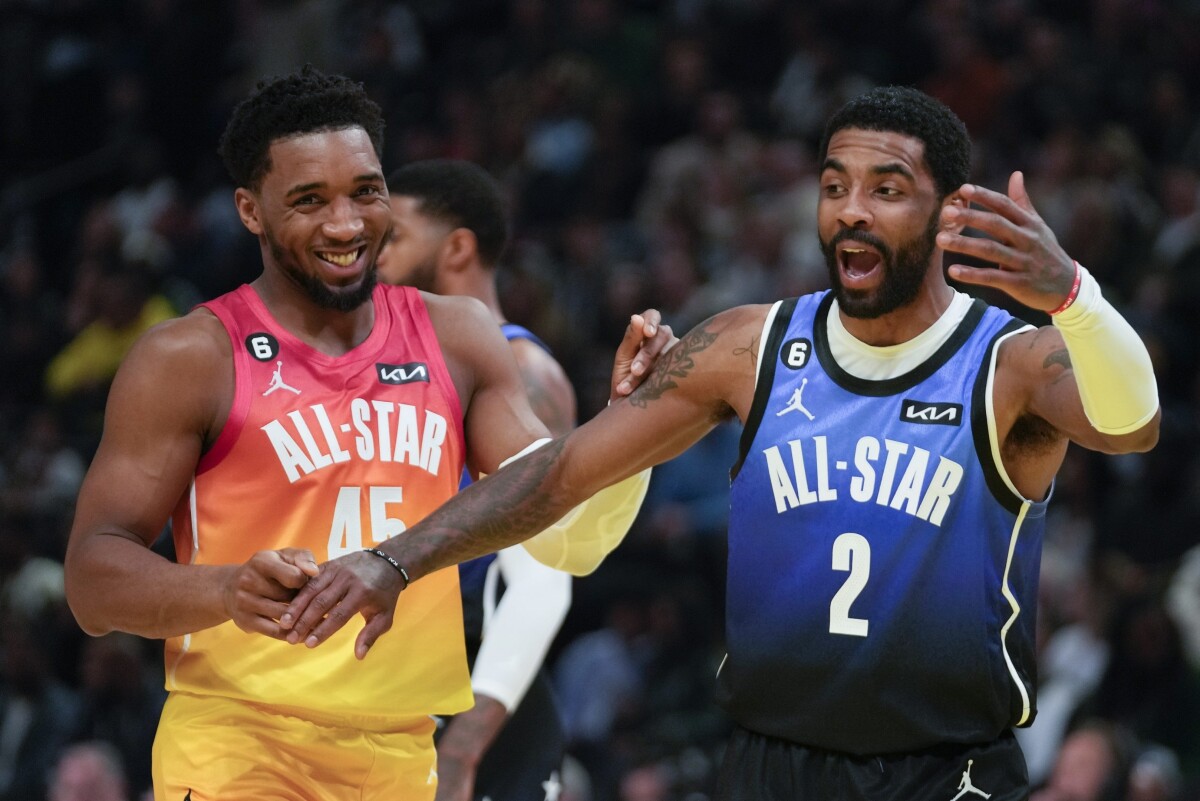 Kyrie Irving (vpravo) a Donovan Mitchell (vľavo) sa zabávajú počas NBA All Star Game.