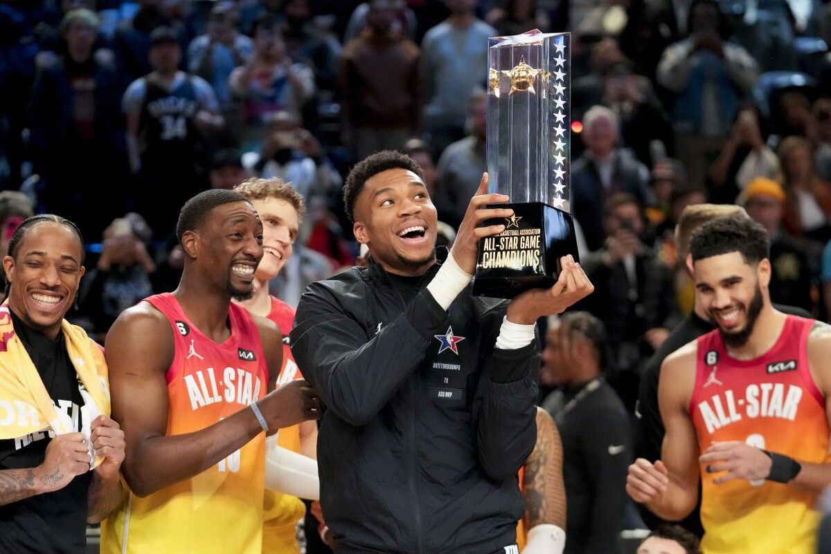 Giannis Antetokounmpo drží víťaznú trofej za triumf v NBA All Star Game.