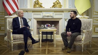Bidenovu návštevu Kyjeva držali v tajnosti. Novinárom vzali elektroniku, oblohu sledovali lietadlá