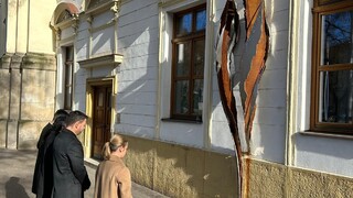 VIDEO: Heger prišiel k pamätníku Kuciaka a Kušnírovej, uctil si ich pamiatku