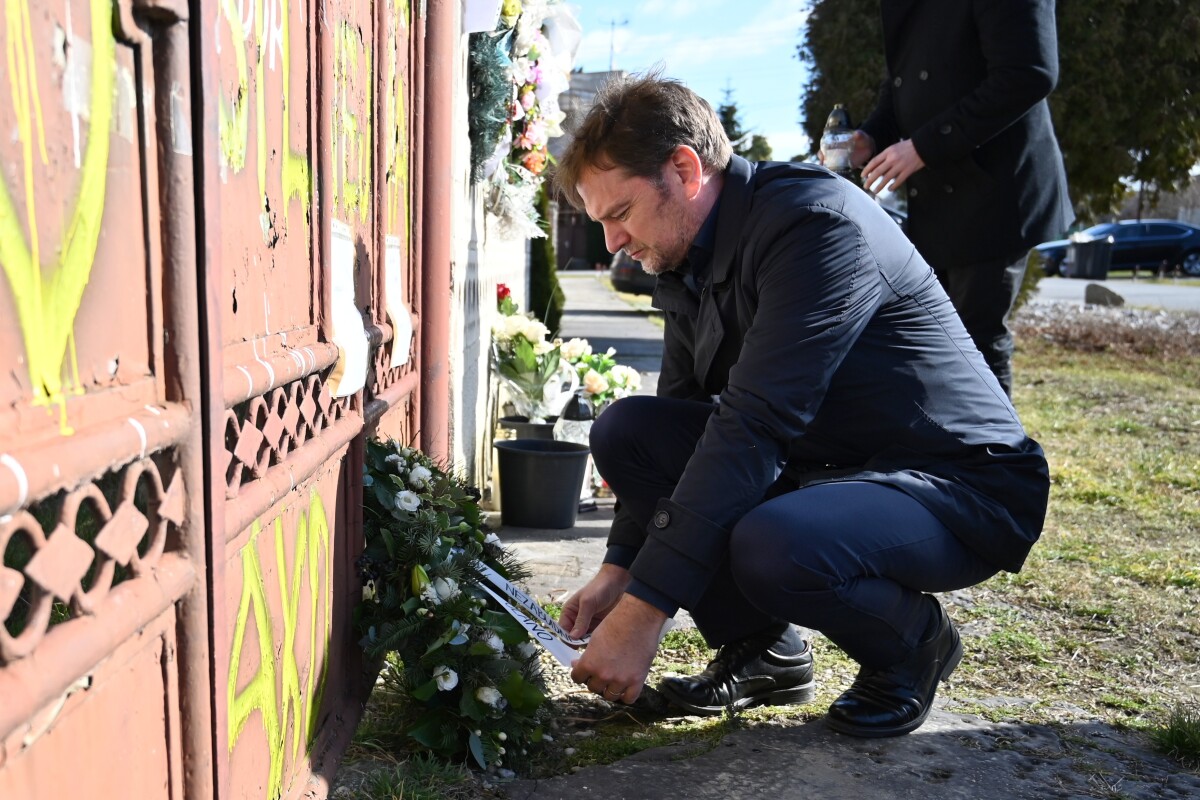 Na snímke predseda hnutia OĽANO Igor Matovič počas pietnej spomienky pri príležitosti 5. výročia  vraždy novinára Jána Kuciaka a jeho snúbenice Martiny Kušnírovej pred ich domom v obci Veľká Mača.