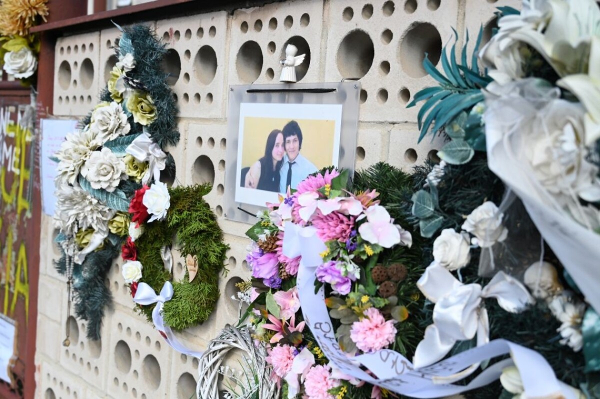 Na snímke vence počas pietnej spomienky.