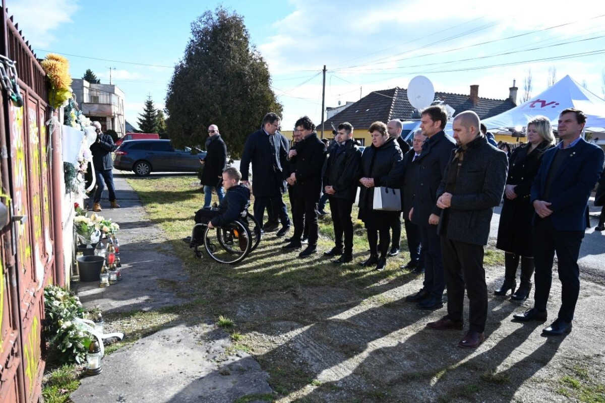 Na snímke poslanci hnutia OĽANO počas pietnej spomienky.