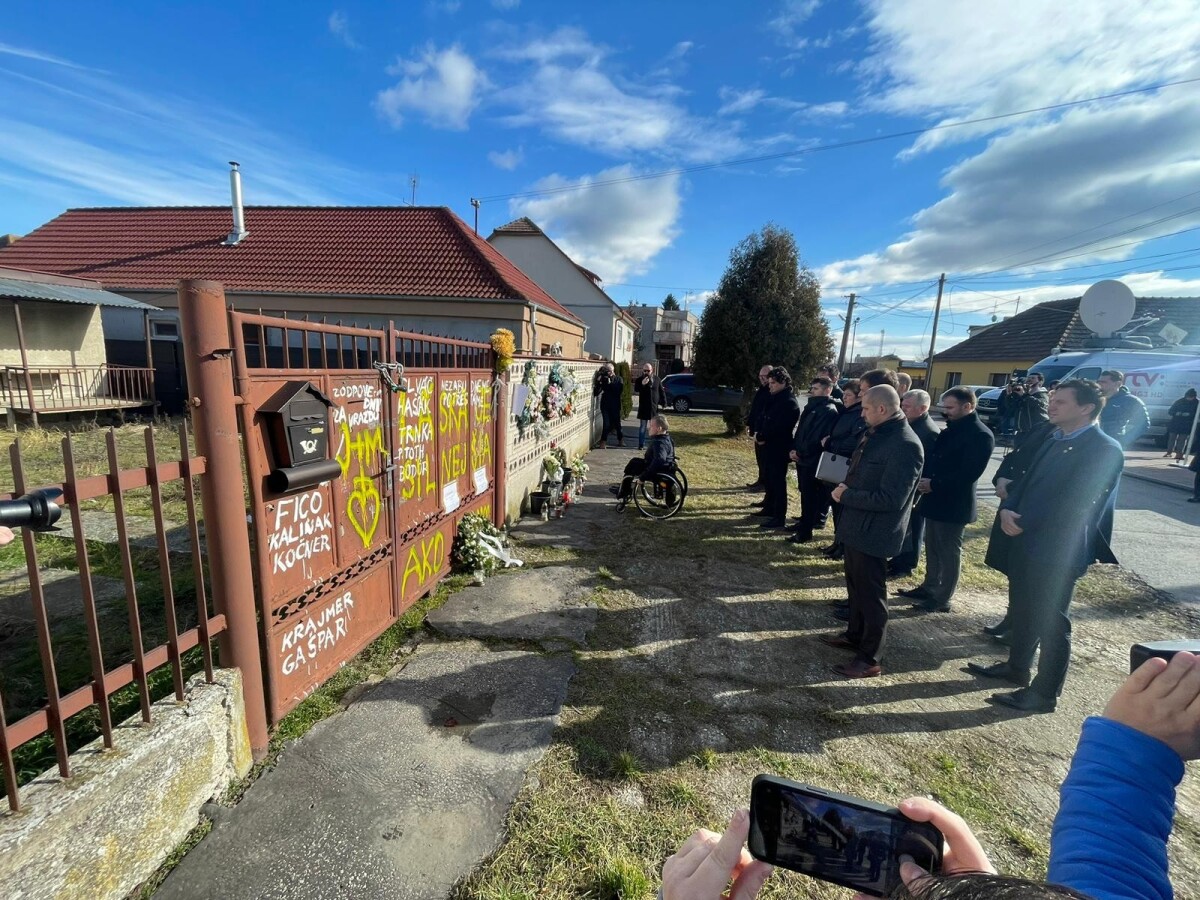 Na snímke pietna spomienka na Jána Kuciaka a Martinu Kušnírovú pri ich dome.