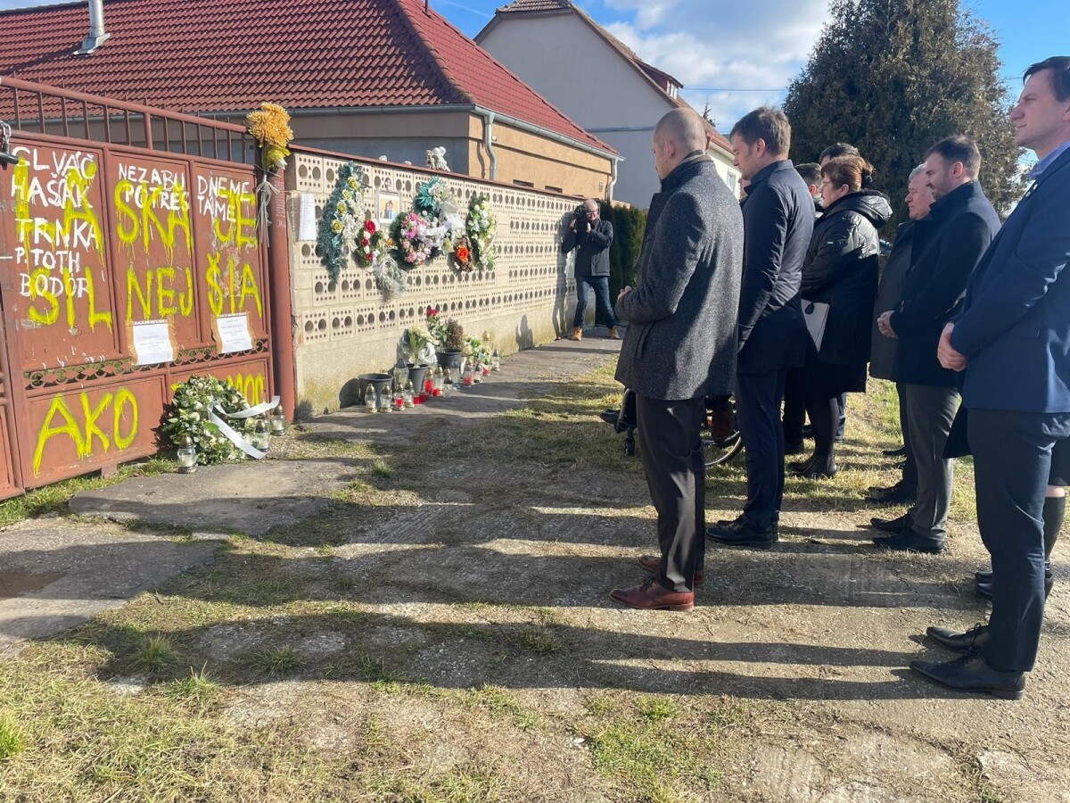 Na snímke pietna spomienka na Jána Kuciaka a Martinu Kušnírovú pri ich dome.