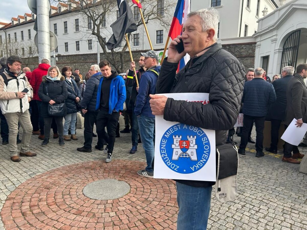 ZMOS pred Národnou radou Slovenskej republiky.