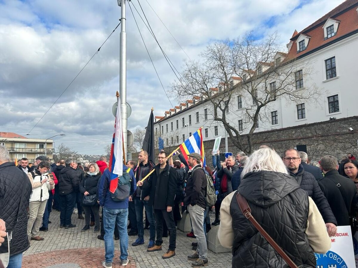 ZMOS pred Národnou radou Slovenskej republiky.
