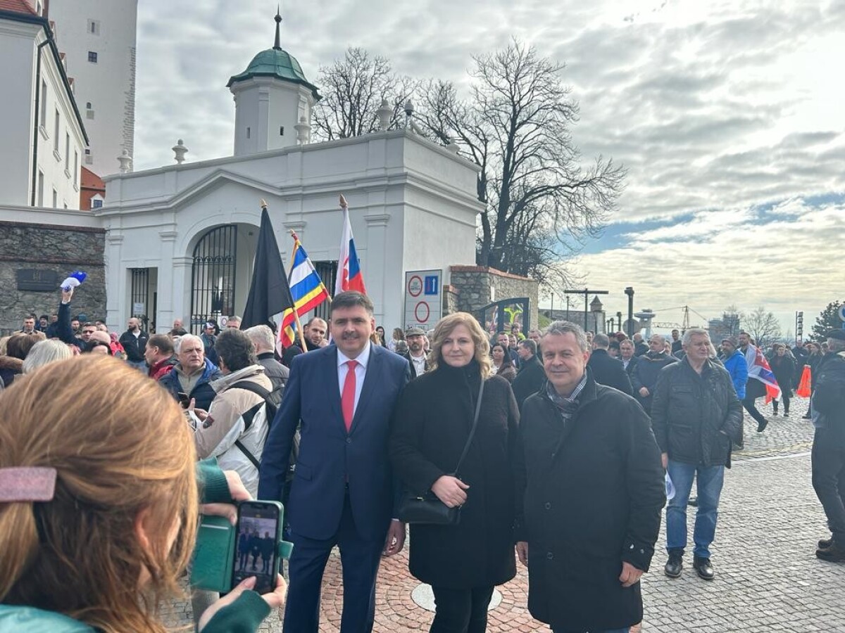 ZMOS pred Národnou radou Slovenskej republiky.