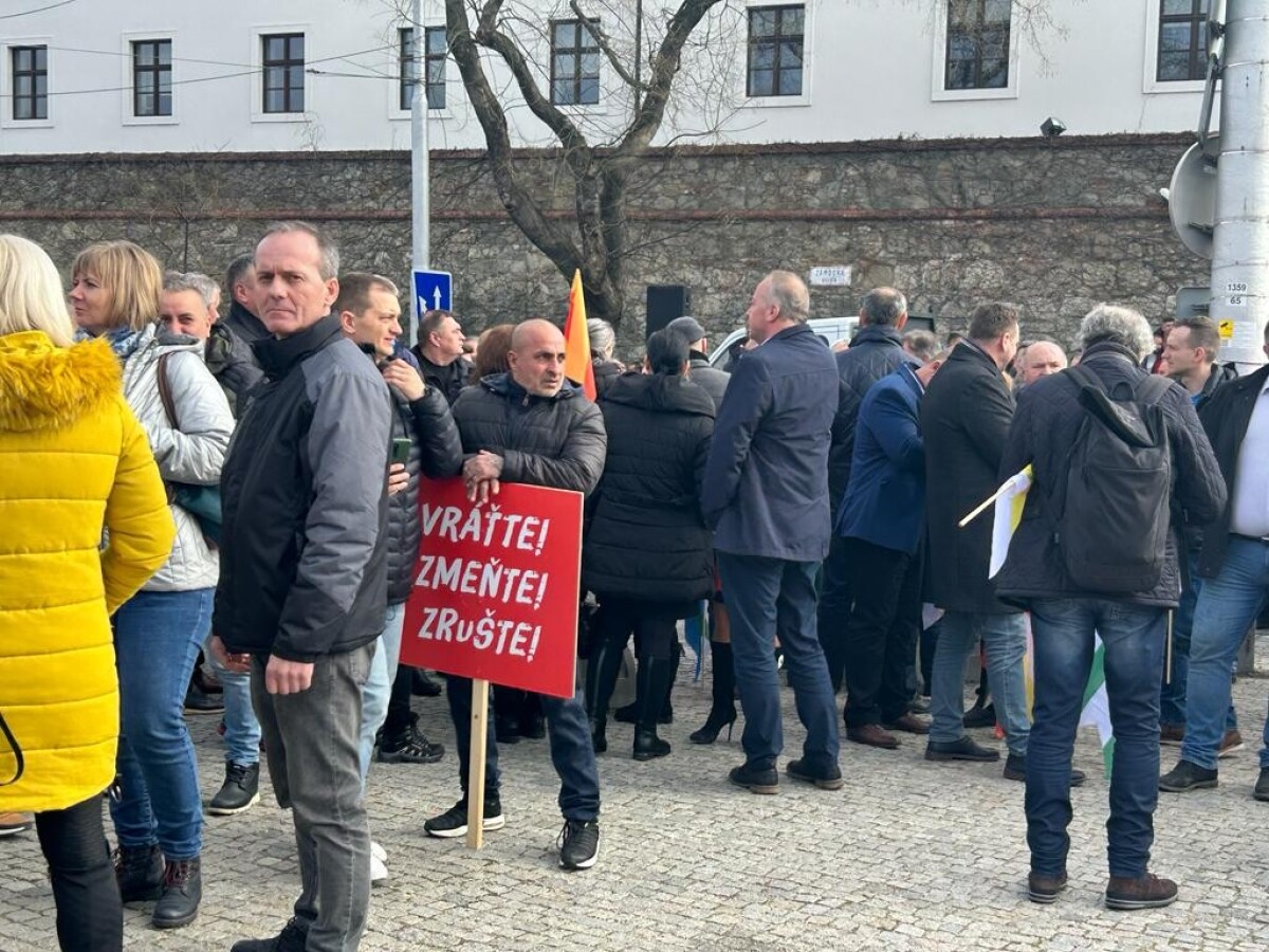 ZMOS pred Národnou radou Slovenskej republiky.