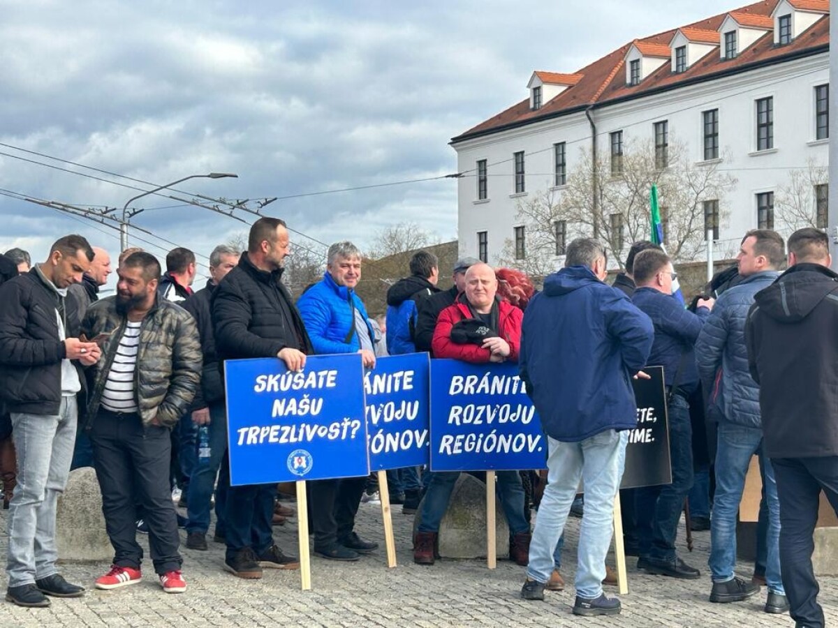 ZMOS pred Národnou radou Slovenskej republiky.