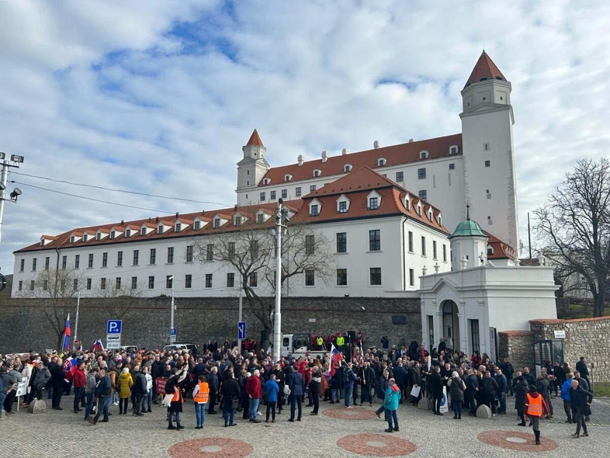 ZMOS pred Národnou radou Slovenskej republiky.