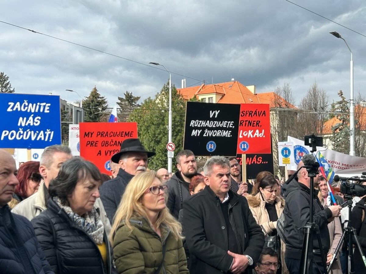 ZMOS pred Národnou radou Slovenskej republiky.