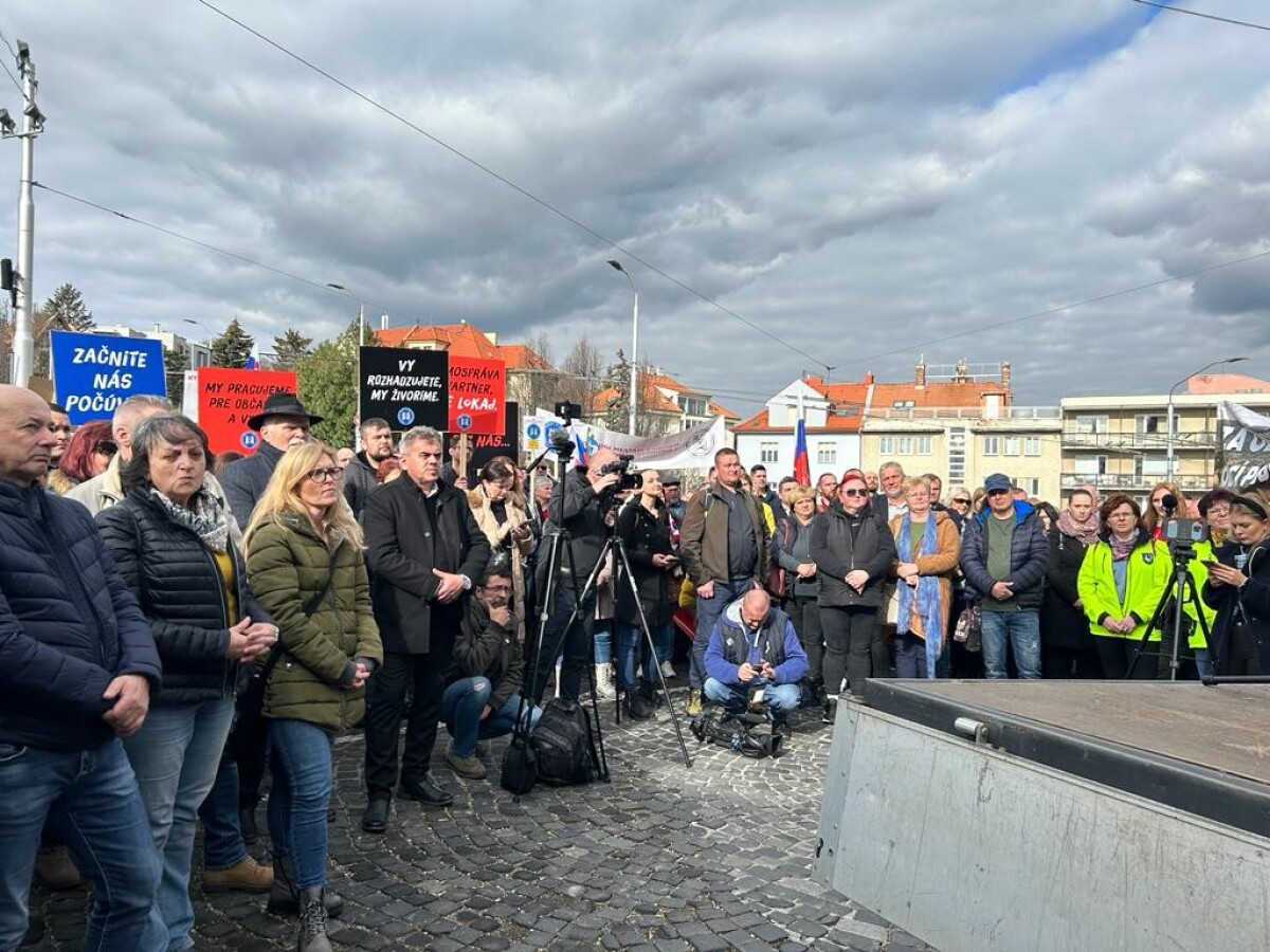ZMOS pred Národnou radou Slovenskej republiky.