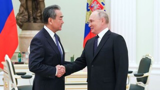 Vzťahy s Pekingom sú dôležité pre stabilizáciu situácie, vyhlásil Putin na stretnutí s čínskym diplomatom