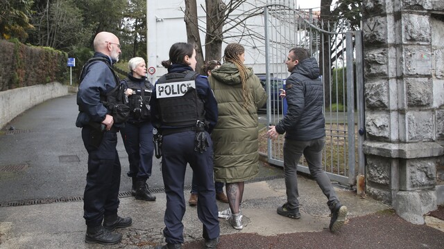 Na učiteľku v škole vo Francúzsku počas vyučovania zaútočil žiak, dobodal ju na smrť