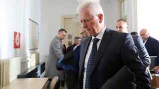 Obhajoba Jozefa B. a jeho syna tvrdí, že kľúčový svedok na súde klamal