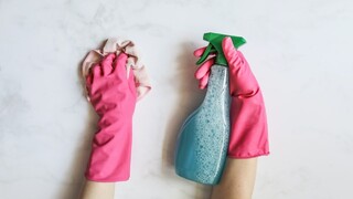 Schudnite pri jarnom upratovaní: Koľko kalórii spálite domácimi prácami?