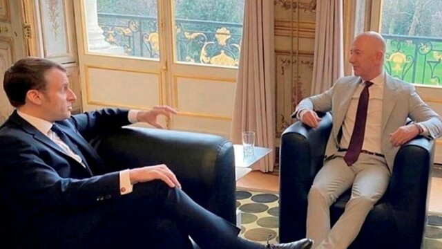 Macron čelí kritike za udelenie Radu Čestnej légie Jeffovi Bezosovi. Označili ho za prezidenta bohatých