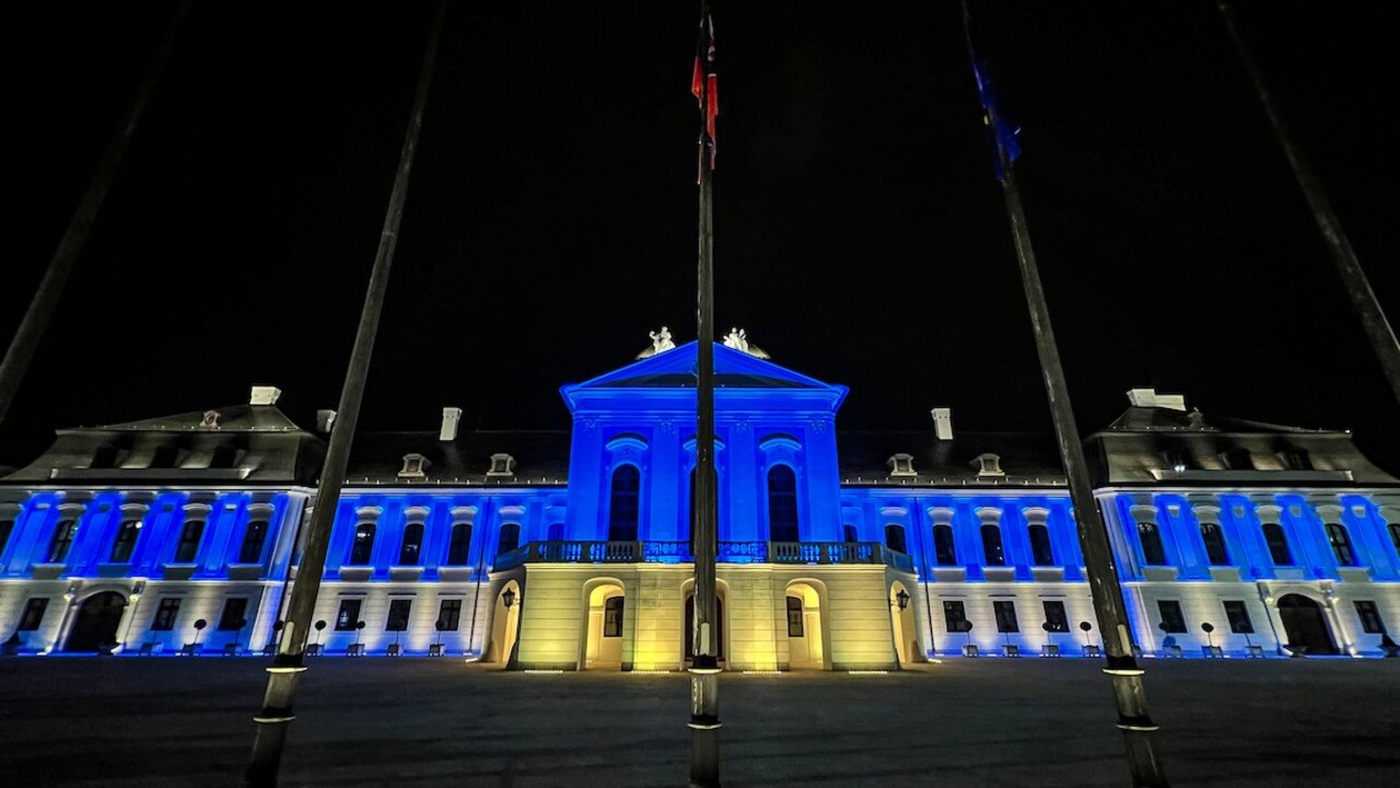 FOTO: V Bratislave sa konal sviečkový pochod. Slavín, Prezidentský palác aj hrad svietili vo farbách Ukrajiny