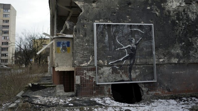 Ukrajina na výročie vojny vydala poštovú známku s motívom Banksyho maľby