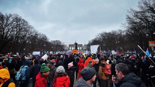 V Berlíne sa zišli tisíce demonštrantov. Žiadali o začatie rokovaní o mieri na Ukrajine