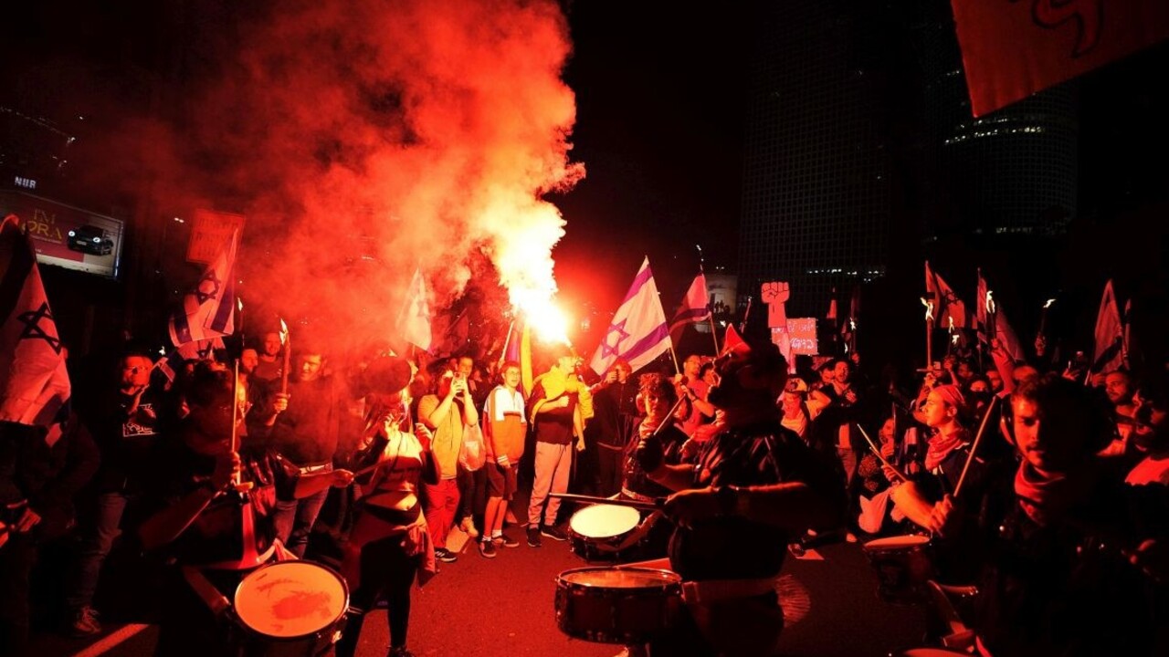 Protivládne demonštrácie v Izraeli pokračujú. V Tel Avive sa zišlo vyše 100-tisíc nespokojných občanov