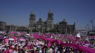V hlavnom meste Mexika sa zišli desaťtisíce ľudí. Protestovali proti volebnej reforme
