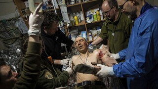 FOTO: Bránia Donbas, riskujú životy. V poľnej nemocnici pri Bachmute liečia zranených Ukrajincov