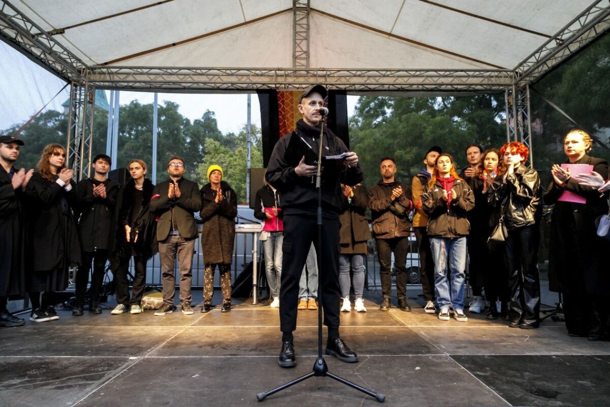 Roman Samotný pri príhovore na zhromaždení Ide nám o život na Námestí SNP v Bratislave