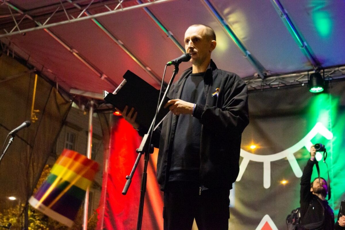 Roman Samotný pri príhovore na zhromaždení Spoločne proti nenávisti na Václavskom námestí v Prahe