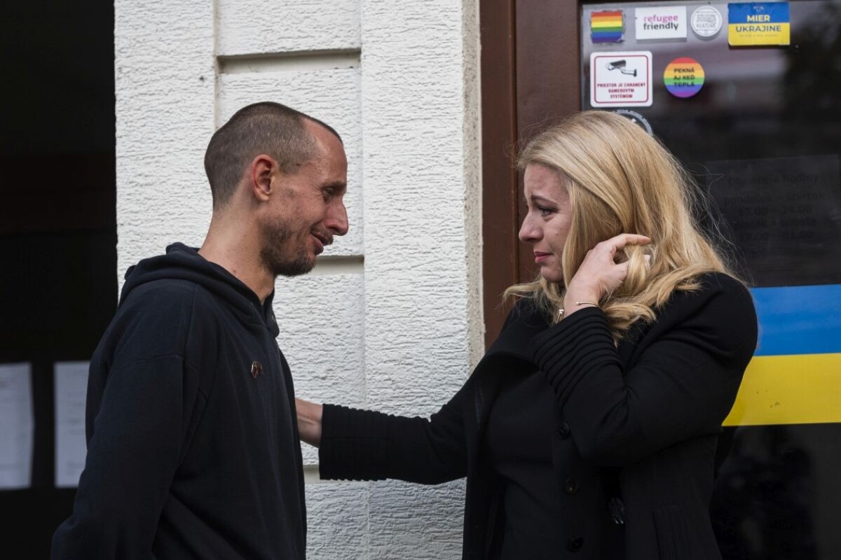 Roman Samotný a Zuzana Čaputová pred podnikom Tepláreň na Zámockej ulici v Bratislave