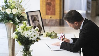 FOTO: Heger s Kollárom si uctili Jakubiskovu pamiatku. Vyjadrili sústrasť podpisom do kondolenčnej knihy