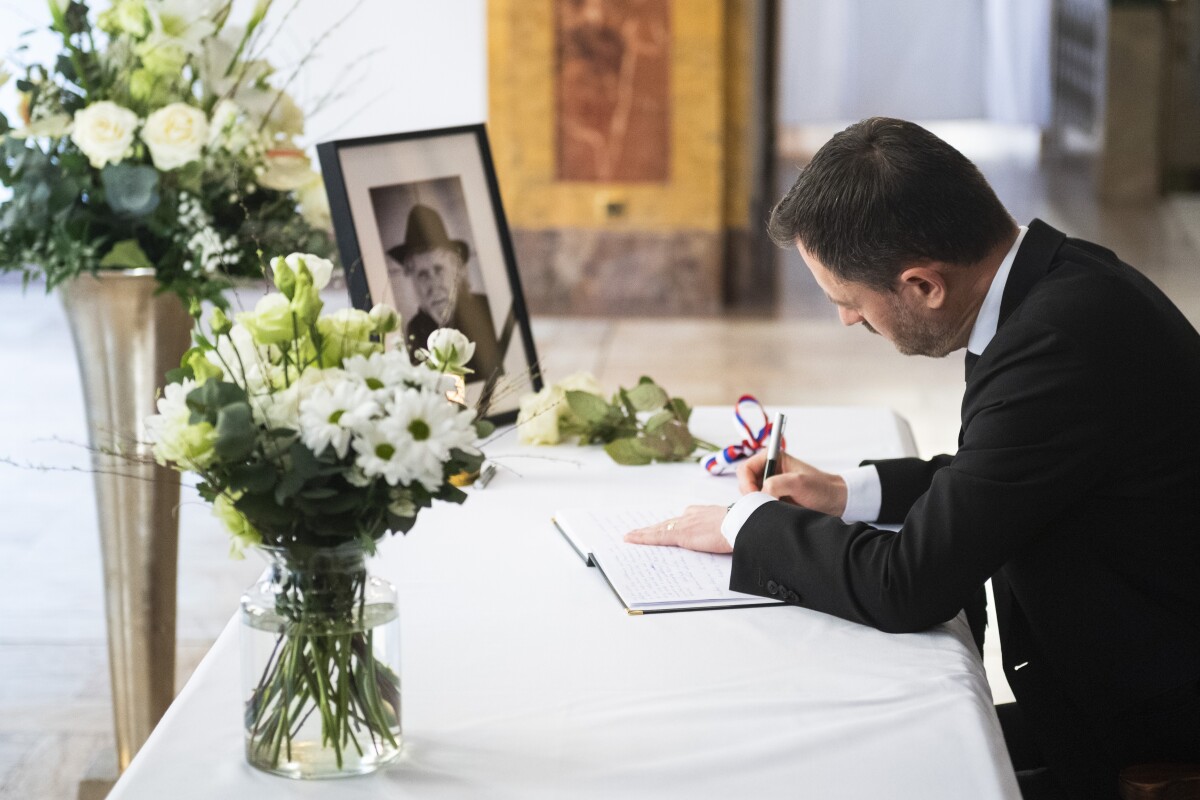 Na snímke dočasne poverený predseda vlády SR Eduard Heger (OĽaNO) počas uctenia si pamiatky zosnulého režiséra Juraja Jakubiska zápisom do kondolenčnej knihy.
