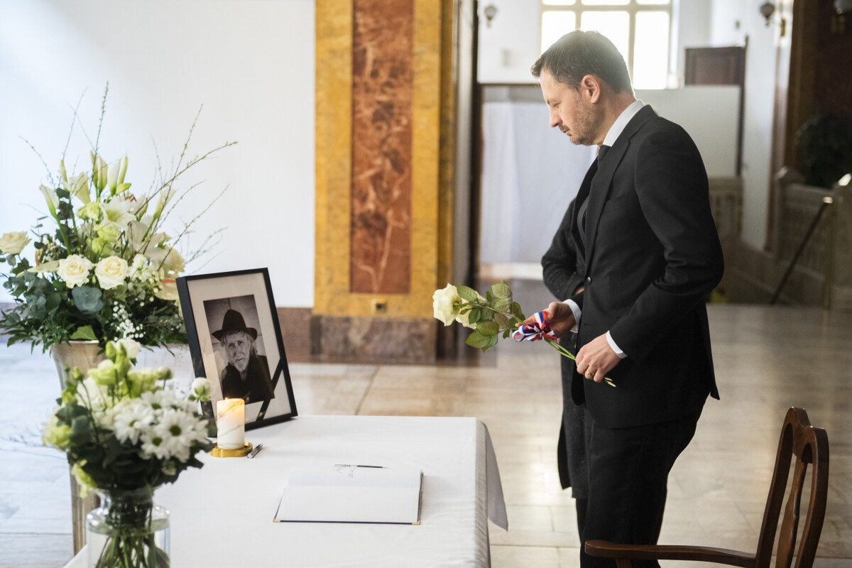 Na snímke dočasne poverený predseda vlády SR Eduard Heger (OĽaNO) počas uctenia si pamiatky zosnulého režiséra Juraja Jakubiska zápisom do kondolenčnej knihy.