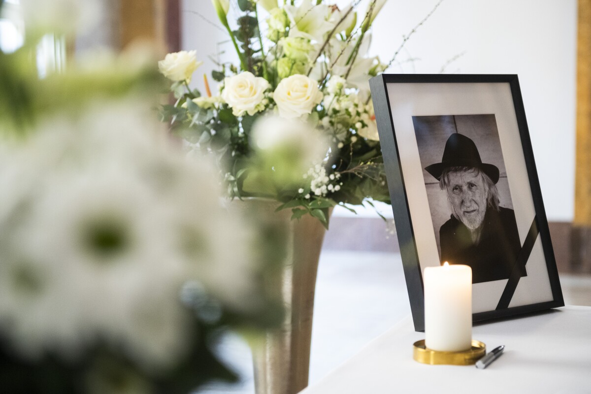 Na snímke kondolenčná kniha zosnulého slovenského režiséra Juraja Jakubiska.