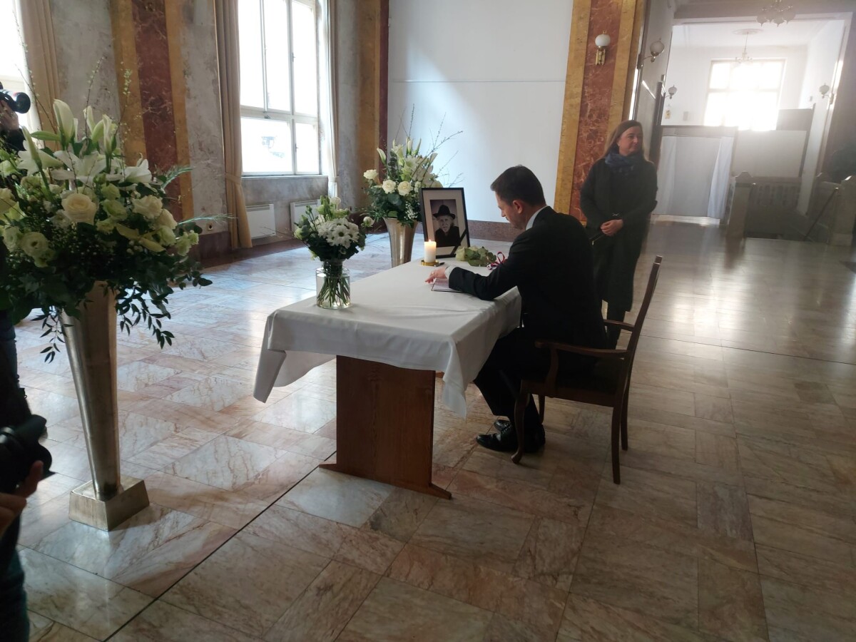 Na snímke dočasne poverený predseda vlády SR Eduard Heger (OĽaNO) počas uctenia si pamiatky zosnulého režiséra Juraja Jakubiska zápisom do kondolenčnej knihy.