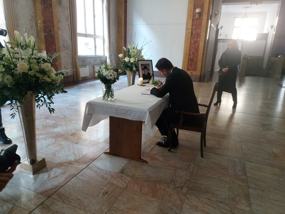 Na snímke dočasne poverený predseda vlády SR Eduard Heger (OĽaNO) počas uctenia si pamiatky zosnulého režiséra Juraja Jakubiska zápisom do kondolenčnej knihy.