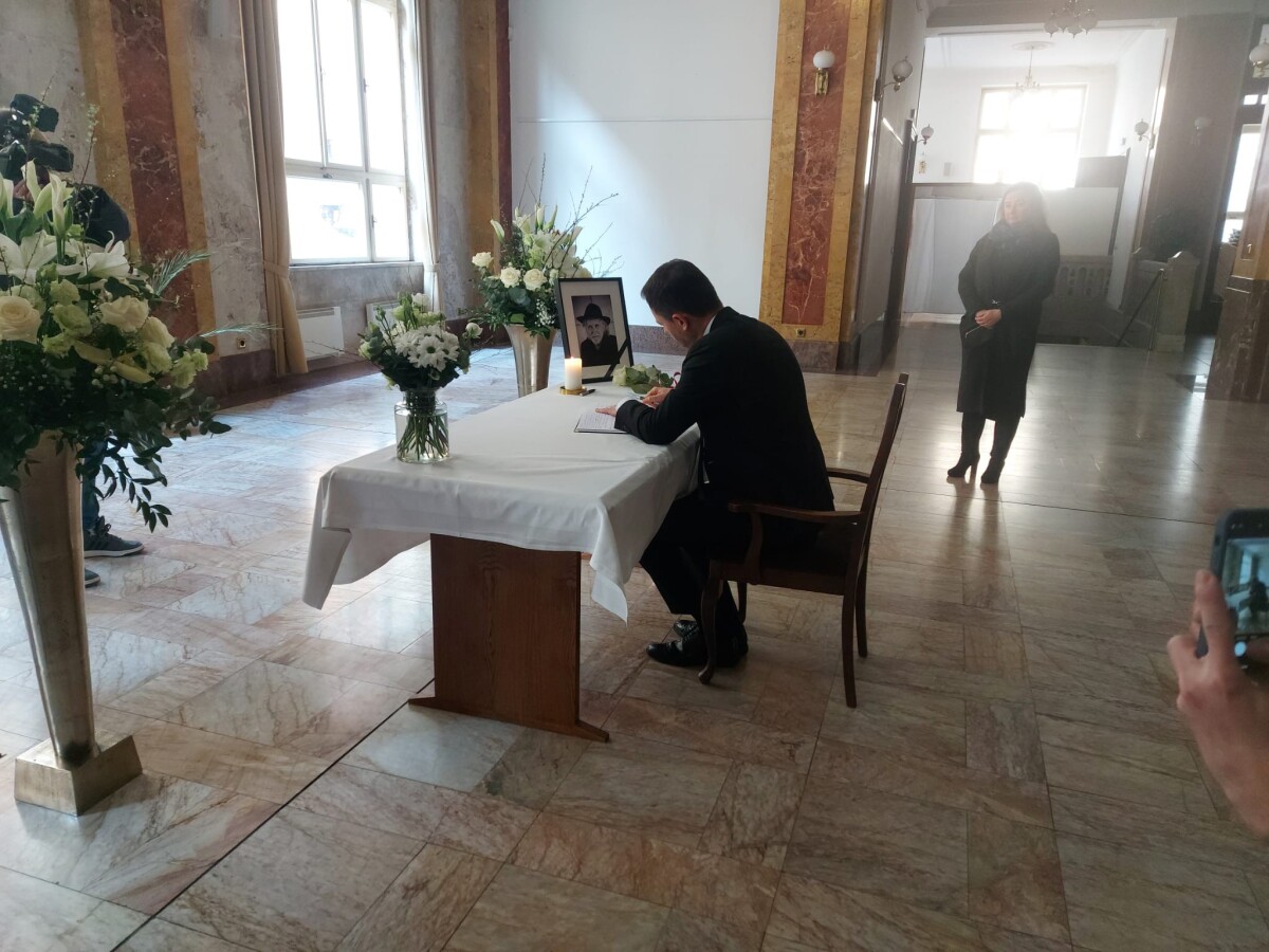 Na snímke dočasne poverený predseda vlády SR Eduard Heger (OĽaNO) počas uctenia si pamiatky zosnulého režiséra Juraja Jakubiska zápisom do kondolenčnej knihy.