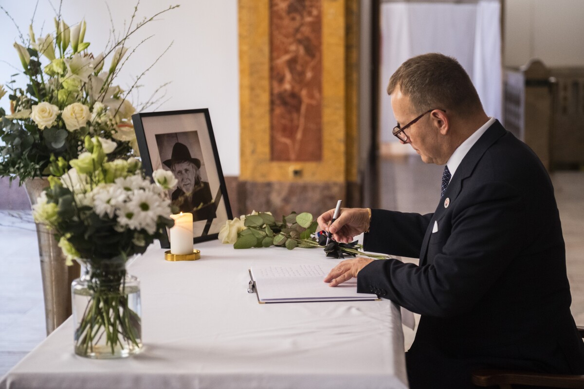 Na snímke predseda Národnej rady (NR) SR Boris Kollár (Sme rodina) počas uctenia si pamiatky zosnulého režiséra Juraja Jakubiska zápisom do kondolenčnej knihy.