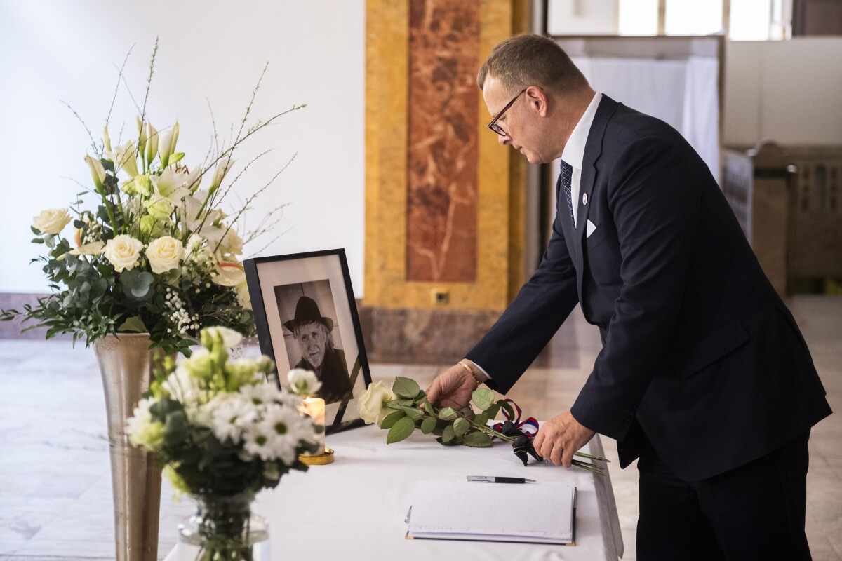 Na snímke predseda Národnej rady (NR) SR Boris Kollár (Sme rodina) počas uctenia si pamiatky zosnulého režiséra Juraja Jakubiska zápisom do kondolenčnej knihy.