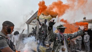 FOTO: Gréci sa vybláznili poslednýkrát pred pôstom, obdobie karnevalov ukončili tradičnou múčnou vojnou