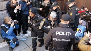 Nórska polícia zasiahla proti demonštrantom, od ministerstva odniesla aj Gretu Thunbergovú