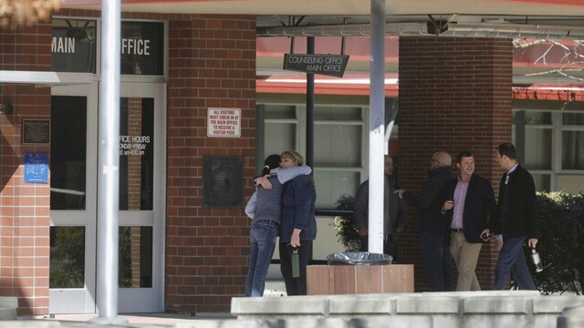 Útočník v škole v Kalifornii pobodal dvoch študentov, jeden zomrel