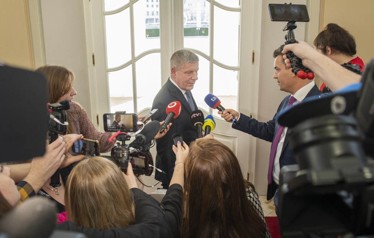 Na snímke dočasne poverený minister zdravotníctva SR Vladimír Lengvarský (nominant OĽaNO) odpovedá na otázky novinárov.