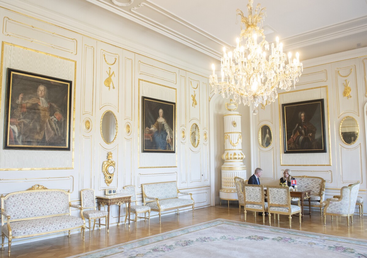 Na snímke prezidentka SR Zuzana Čaputová a dočasne poverený minister zdravotníctva SR Vladimír Lengvarský (nominant OĽaNO).