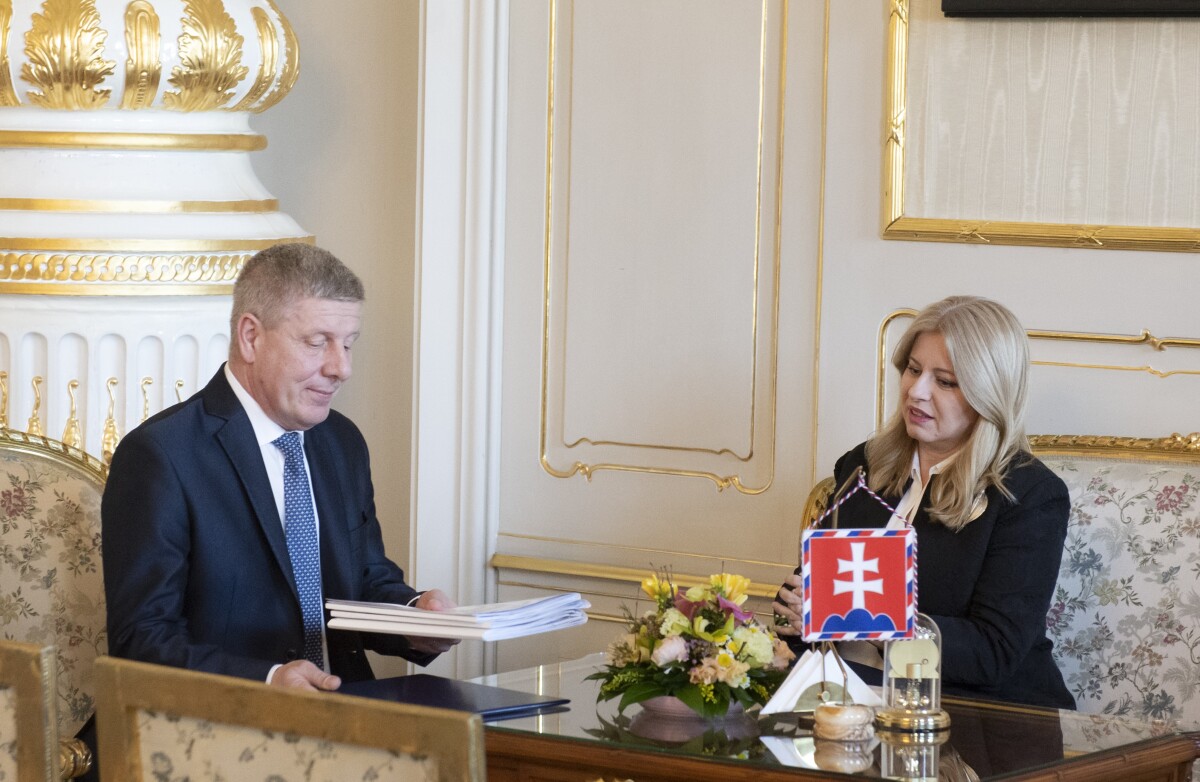 Na snímke prezidentka SR Zuzana Čaputová a dočasne poverený minister zdravotníctva SR Vladimír Lengvarský (nominant OĽaNO).