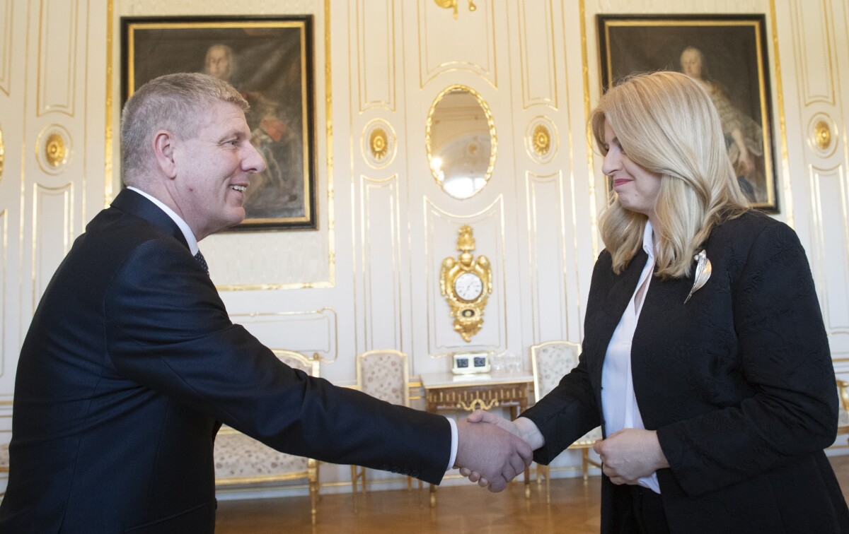 Na snímke prezidentka SR Zuzana Čaputová a dočasne poverený minister zdravotníctva SR Vladimír Lengvarský (nominant OĽaNO).